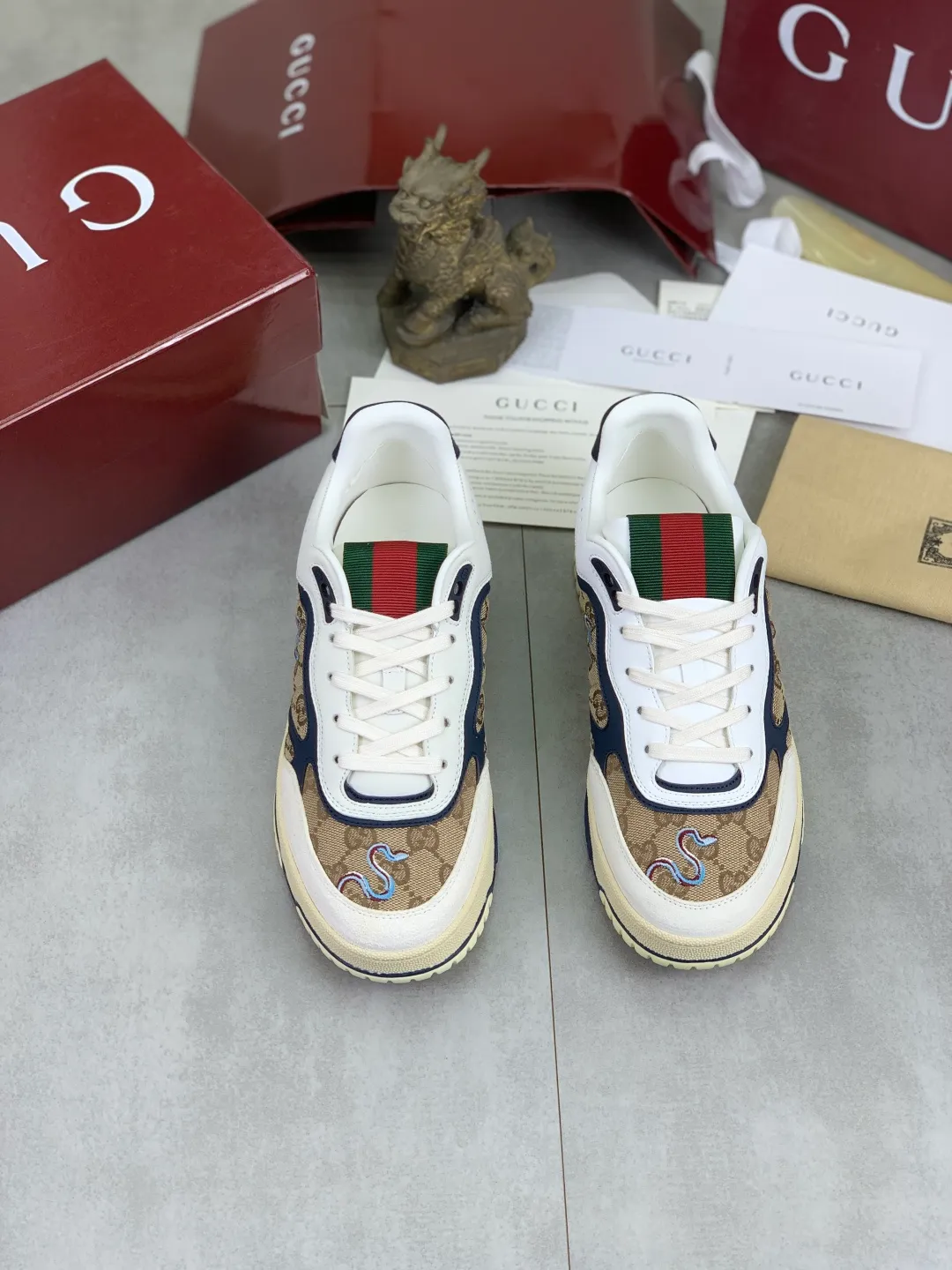 Men's men's shoes 💰P620 new style 🐍🐍🐍 Gucci Gucci couple 🧑‍🤝‍🧑 autumn and winter low-end catwalk casual sneakers, top version! The oil edge craftsmanship is reproduced one to one. New model for early spring, creating a perfect style, cool and sassy, ​​c-position fashionable wear, classic shoe style with retro and futuristic feel, showing exquisite texture! Open mold to customize high-density outsole. Comes fully packaged. Size: Female 35-40 Male 39-45 Fabric: Imported calfskin punching Lining: Imported original sheepskin lining